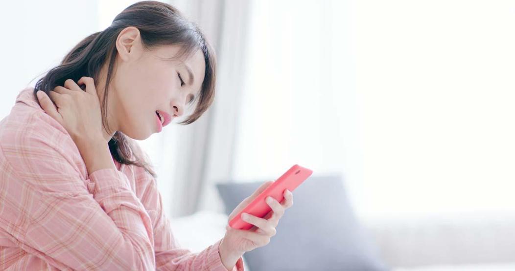 Gençlerde Boyun Ağrısı Patladı Her Gün Yaptığınız Hata: Başınıza 30 Kilo Yük Biniyor