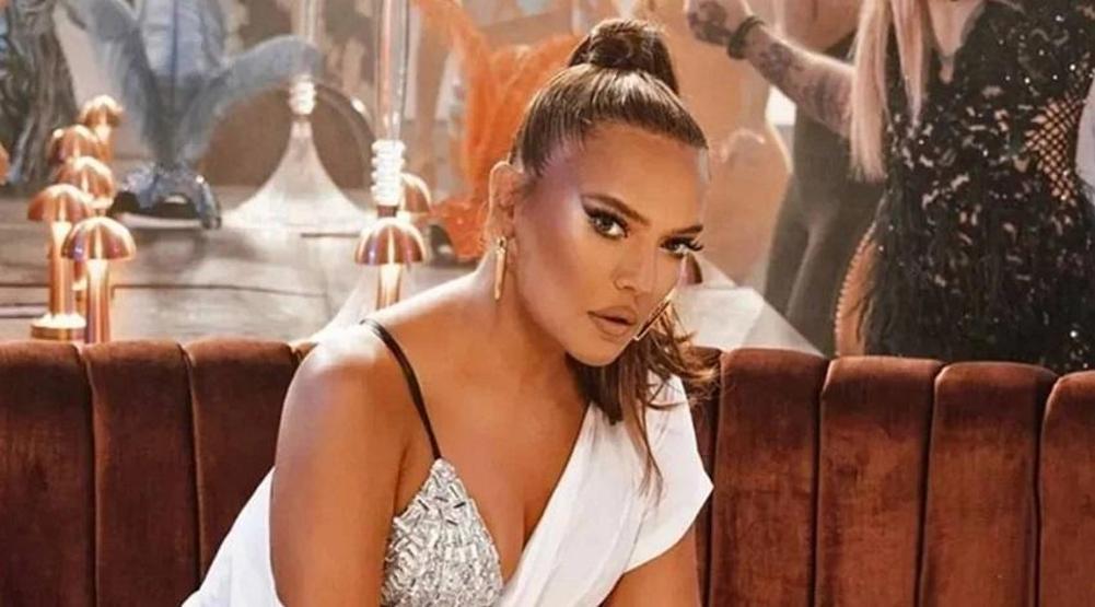 Demet Akalından yeşil pasaport çağrısı O haberi görünce sosyal medyaya koştu: Bize neden vermiyorsunuz