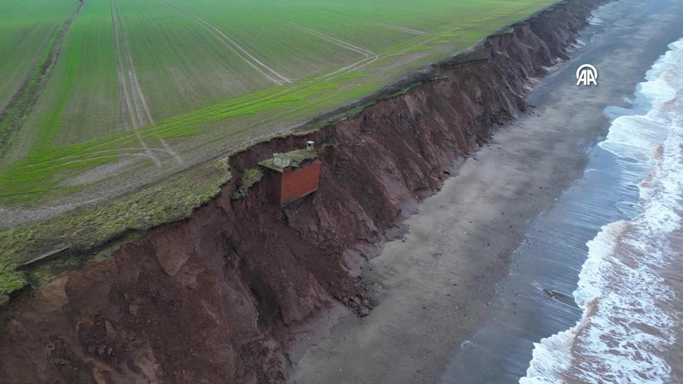 UÇURUM KENARINDA ASILI KALDI Korkutan Görüntü: Soğuk Savaş Döneminden Kalma...