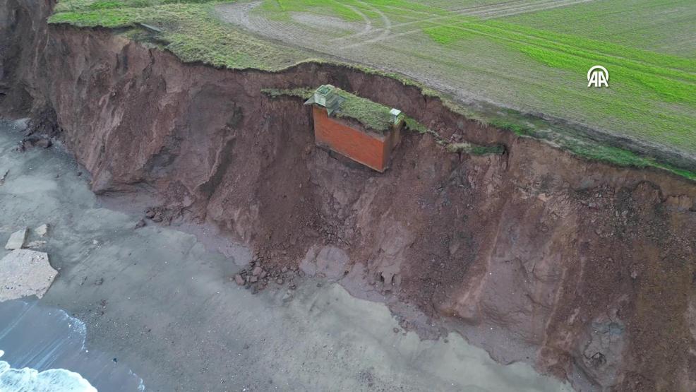 UÇURUM KENARINDA ASILI KALDI Korkutan Görüntü: Soğuk Savaş Döneminden Kalma...