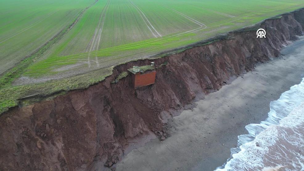 UÇURUM KENARINDA ASILI KALDI Korkutan Görüntü: Soğuk Savaş Döneminden Kalma...