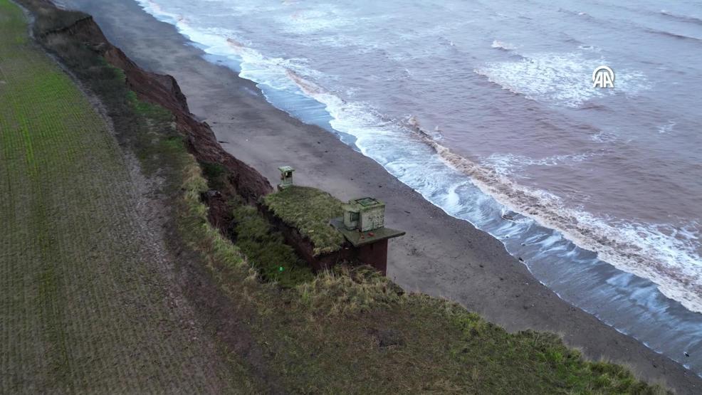 UÇURUM KENARINDA ASILI KALDI Korkutan Görüntü: Soğuk Savaş Döneminden Kalma...