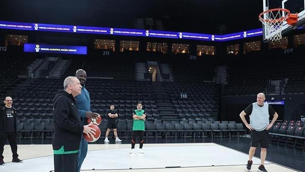 Renkli görüntüler... Cumhurbaşkanı Erdoğanın, Shaquille ONeal ile basketbol görüntüleri paylaşıldı