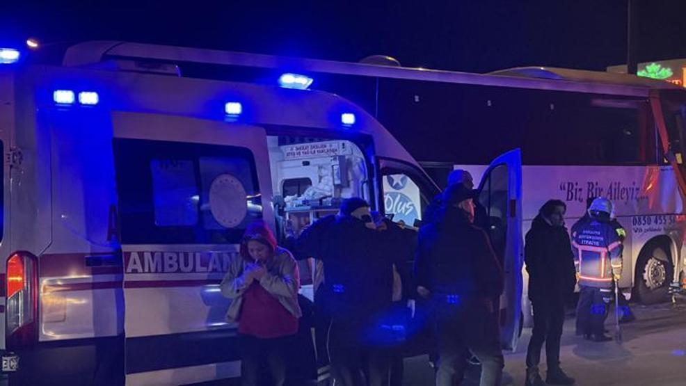 Sakarya TEM Otoyolunda feci kaza: 1 ölü, 19 yaralı