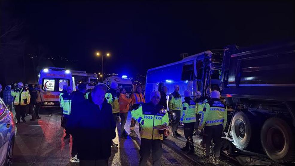 Sakarya TEM Otoyolunda feci kaza: 1 ölü, 19 yaralı