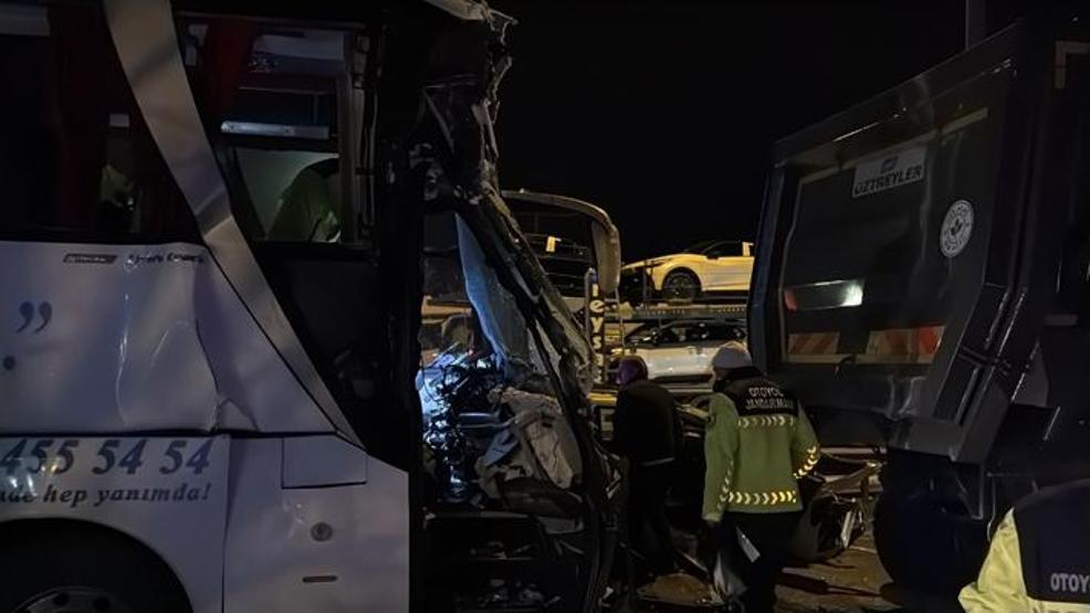 Sakarya TEM Otoyolunda feci kaza: 1 ölü, 19 yaralı