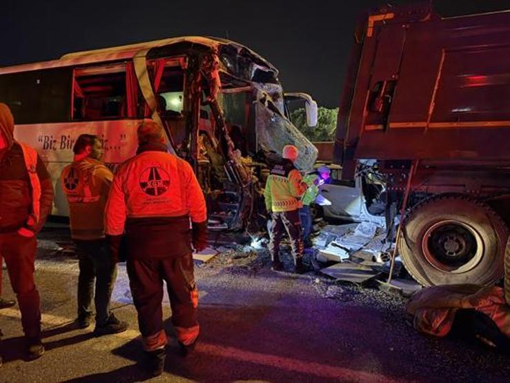 Sakarya TEM Otoyolunda feci kaza: 1 ölü, 19 yaralı