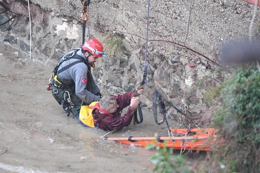 İzmir ve Aydında sağanak: Araçlar sele kapıldı | Otel lobisini su bastı | 1 kişi dereye düştü