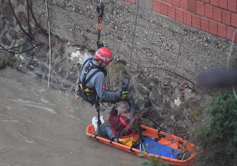 İzmir ve Aydında sağanak: Araçlar sele kapıldı | Otel lobisini su bastı | 1 kişi dereye düştü