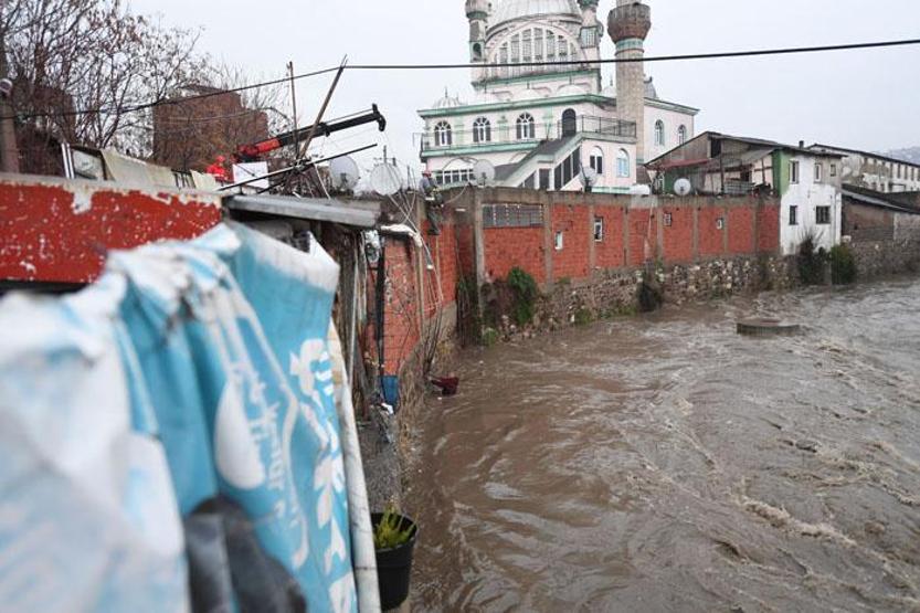 İzmir ve Aydında sağanak: Araçlar sele kapıldı | Otel lobisini su bastı | 1 kişi dereye düştü
