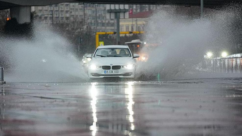 İzmir ve Aydında sağanak: Araçlar sele kapıldı | Otel lobisini su bastı | 1 kişi dereye düştü