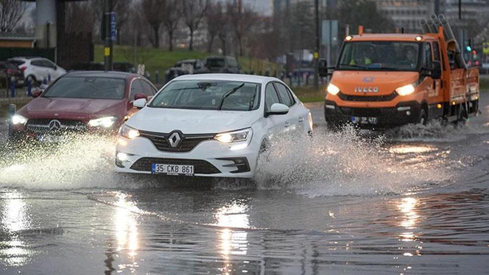 İzmir ve Aydında sağanak: Araçlar sele kapıldı | Otel lobisini su bastı | 1 kişi dereye düştü