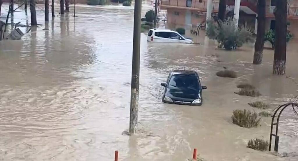 İzmir ve Aydında sağanak: Araçlar sele kapıldı | Otel lobisini su bastı | 1 kişi dereye düştü