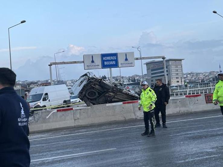 Uçan Yolda feci kaza Metrelerce yüksekte asılı kaldı