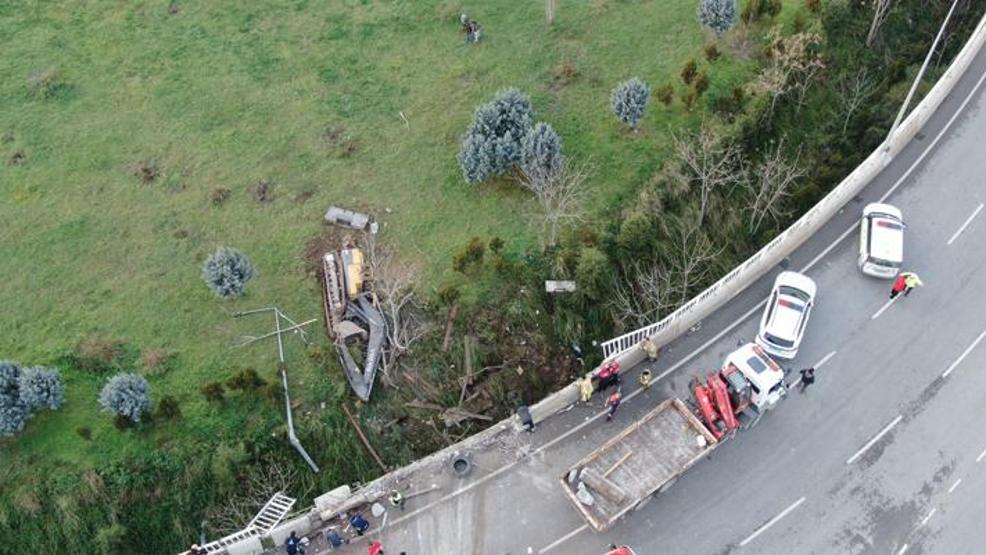 Uçan Yolda feci kaza Metrelerce yüksekte asılı kaldı