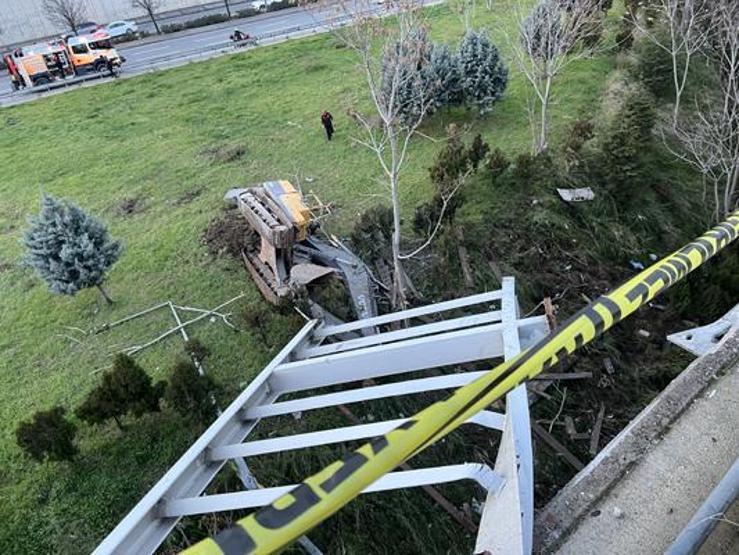 Uçan Yolda feci kaza Metrelerce yüksekte asılı kaldı