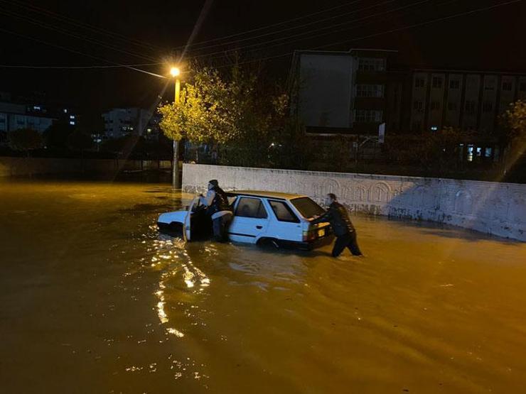 Antalyayı sağanak vurdu Mahsur kalanlar böyle kurtarıldı