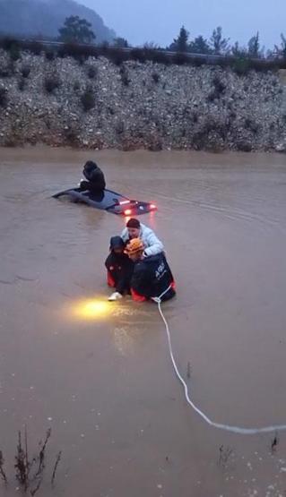 Antalyayı sağanak vurdu Mahsur kalanlar böyle kurtarıldı