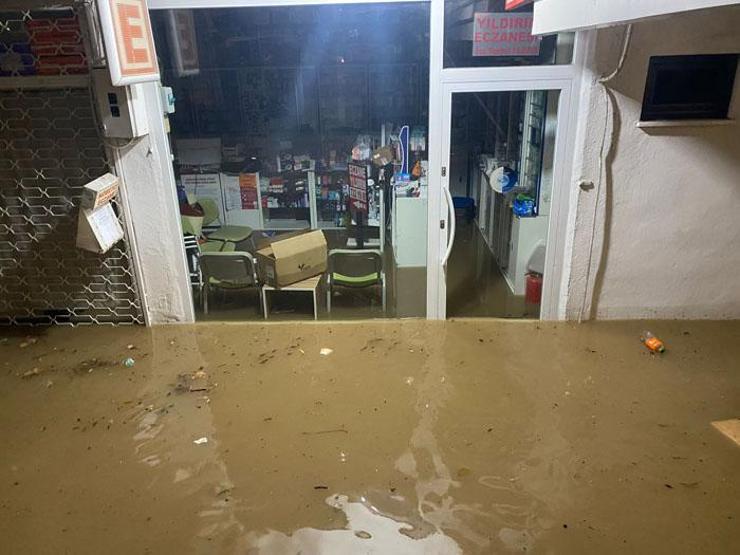 Antalyayı sağanak vurdu Mahsur kalanlar böyle kurtarıldı