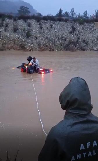 Antalyayı sağanak vurdu Mahsur kalanlar böyle kurtarıldı