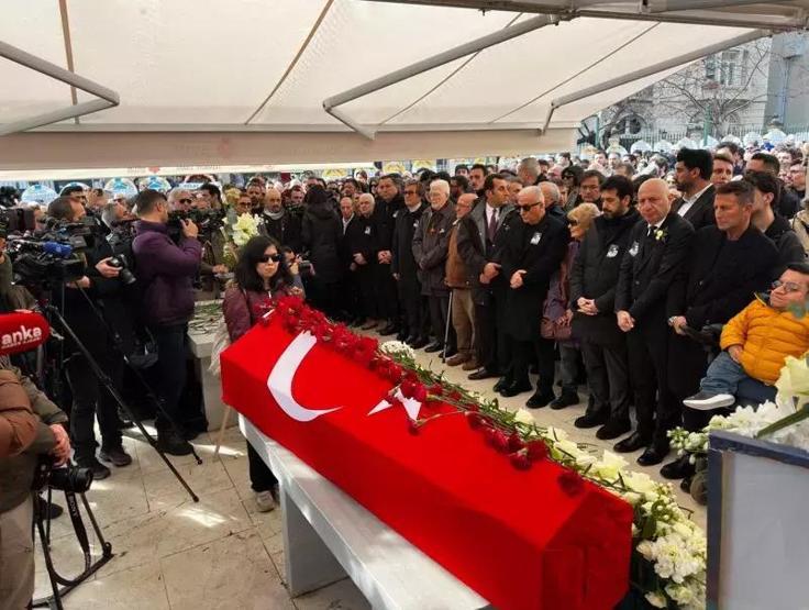 Haldun Dormenin cenazesinde panik Oyuncu İzzet Günay fenalaştı