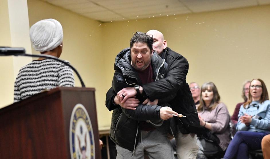 ABDde şok anlar...Trumpın sıklıkla hedef aldığı Ilhan Omara saldırı Şırıngayla yaklaştı...