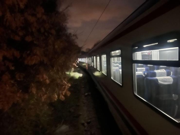 Balıkesir’de toprak kayması Yolcu treni raydan çıktı: 1 yaralı