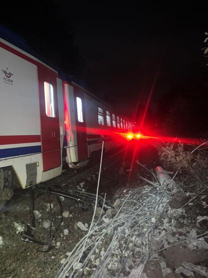 Balıkesir’de toprak kayması Yolcu treni raydan çıktı: 1 yaralı