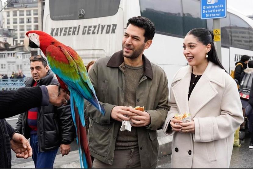 GÜLLER VE GÜNAHLAR’DA AŞK ZAMANI GALATA KÖPRÜSÜ’NDE AŞK MOLASI