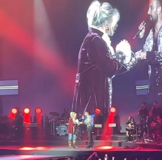 Tarkan ve Ajda Pekkan aynı sahnede BİR TANECİK STARIM BENİM