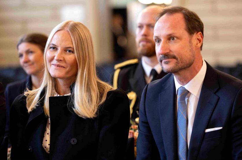 Oğlu hakim karşısına, kendisi manşetlere... Prensesin, Epstein ile mesaj trafiği şoke etti: Sörf tahtası taşıyan iki çıplak kadın...