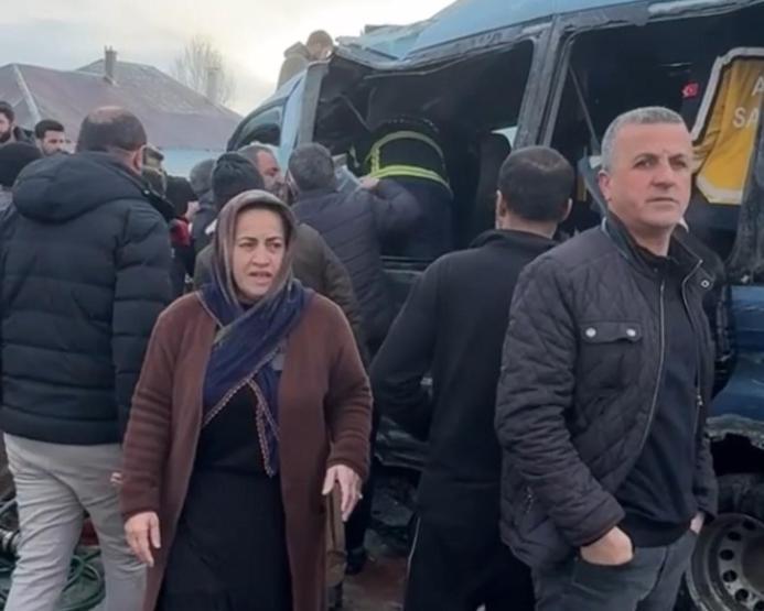 Hakkaride can pazarı Yolcu minibüsü ile belediye otobüsü çarpıştı: 18 yaralı