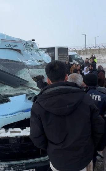 Hakkaride can pazarı Yolcu minibüsü ile belediye otobüsü çarpıştı: 18 yaralı