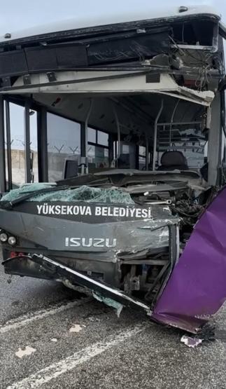 Hakkaride can pazarı Yolcu minibüsü ile belediye otobüsü çarpıştı: 18 yaralı