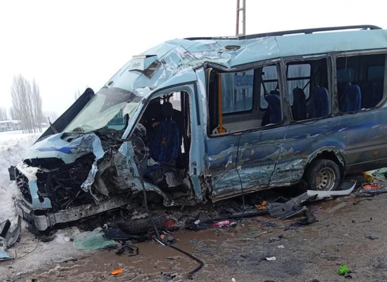 Hakkaride can pazarı Yolcu minibüsü ile belediye otobüsü çarpıştı: 18 yaralı