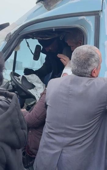 Hakkaride can pazarı Yolcu minibüsü ile belediye otobüsü çarpıştı: 18 yaralı