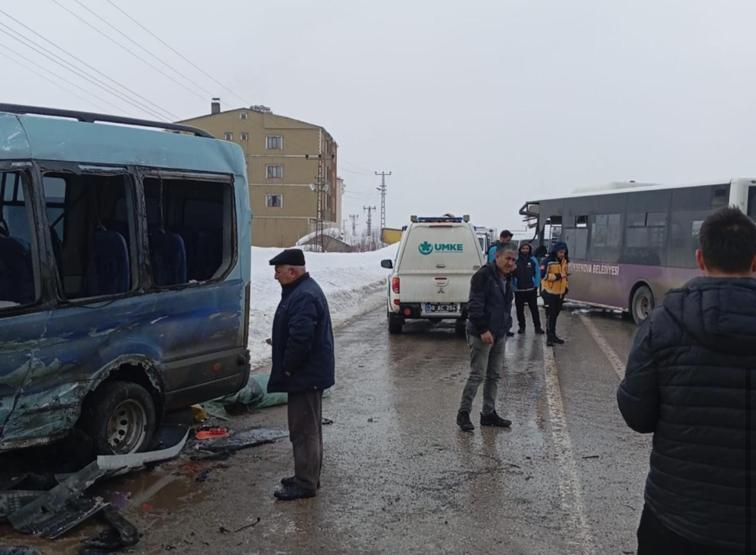 Hakkaride can pazarı Yolcu minibüsü ile belediye otobüsü çarpıştı: 18 yaralı