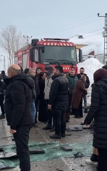 Hakkaride can pazarı Yolcu minibüsü ile belediye otobüsü çarpıştı: 18 yaralı