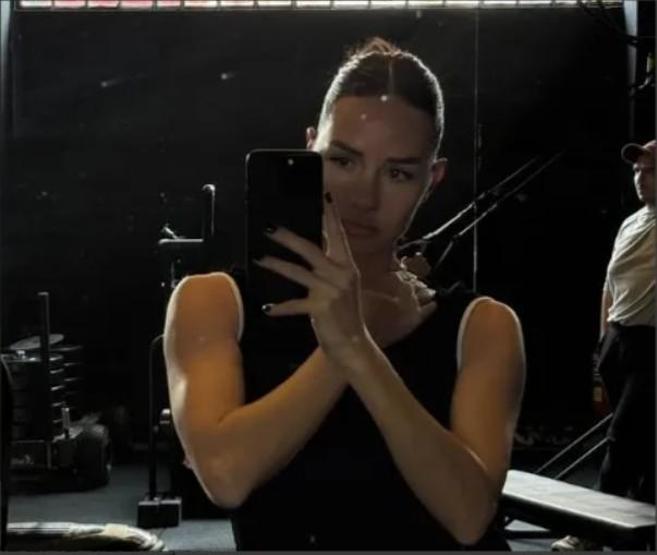 Yasemin Ergene’nin spor pozu olay oldu Fit görünümü sanal medyadan tam not aldı