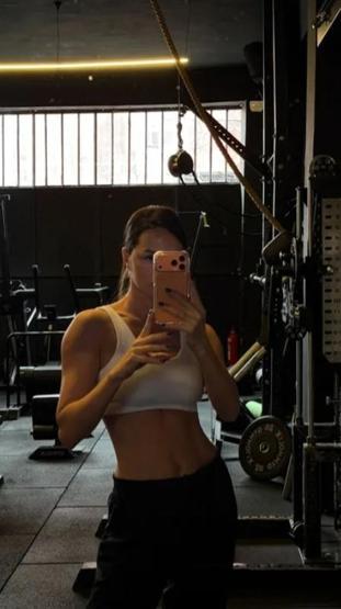 Yasemin Ergene’nin spor pozu olay oldu Fit görünümü sanal medyadan tam not aldı