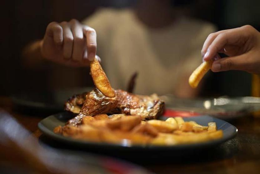 Paketli Gıdalar, Sessiz Tehlike Sofranız Kanseri Besliyor Olabilir İşte Kanser Riskini Artıran Besinler