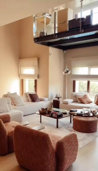 Pınar Altuğ’un cam tavanlı evi olay oldu Ferah tasarımı hayranlık topladı