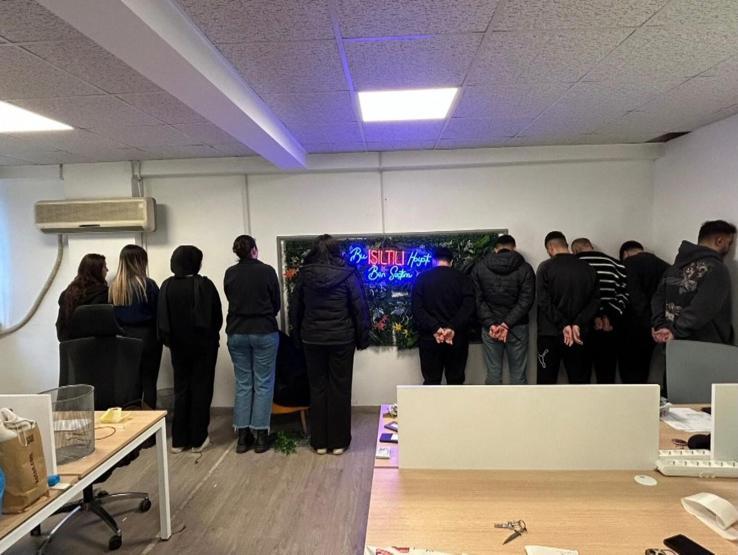 DELİLLERİ CAMDAN ATTILAR Forex dolandırıcılarına çağrı merkezinde nefes kesen operasyon