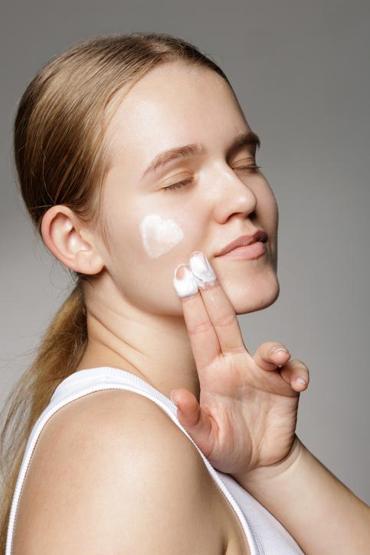 SIK YAPILAN 10 CİLT BAKIMI HATASI Güzelleşeyim derken bu cilt problemleriyle uğraşmayın: Akne, sivilce, siyah nokta, kızarıklık ve pullanma