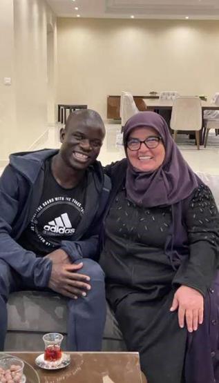 Kanteye Fransada Türk yemeklerini tattıran Hatun teyze, Fenerbahçe transferi sonrası konuştu: O gelir beni bulur