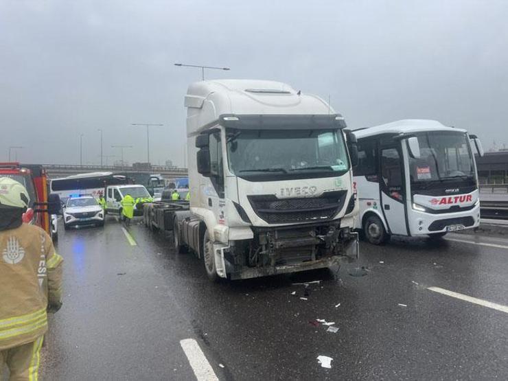 TIRın çarptığı otomobil hurdaya döndü