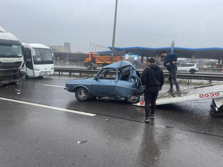 TIRın çarptığı otomobil hurdaya döndü