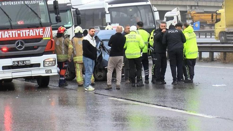 TIRın çarptığı otomobil hurdaya döndü