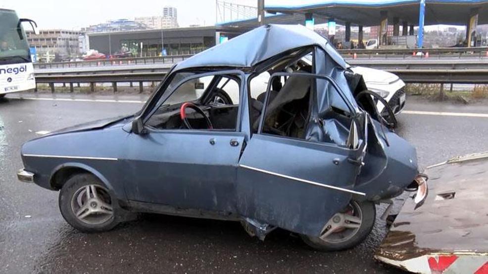 TIRın çarptığı otomobil hurdaya döndü