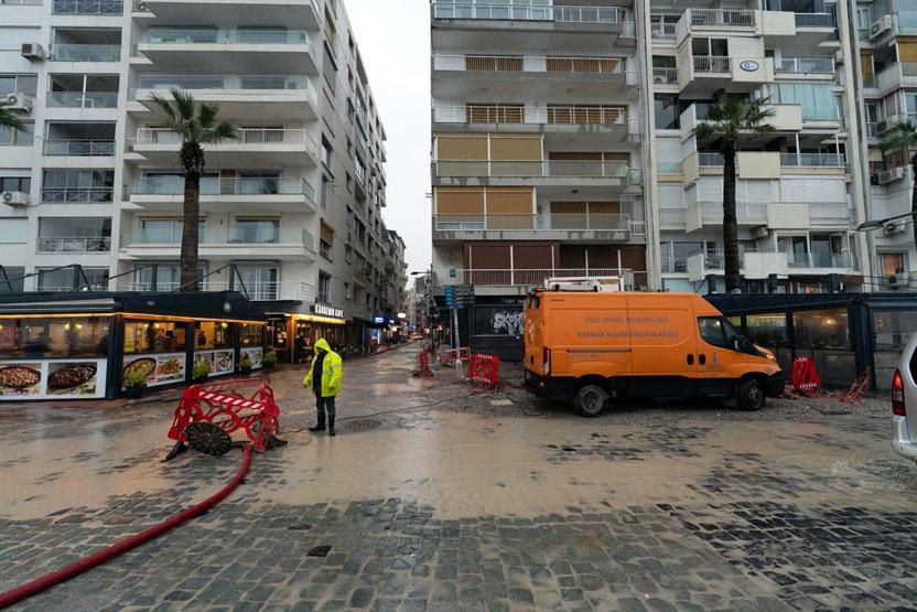 Sarı kodlu uyarı yapılmıştı İzmir yine sele teslim oldu